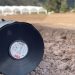 Rollo de geomembrana HDPE listo para su instalación en obra de contención