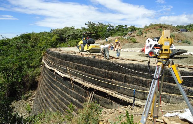 Reforzamiento de Muros con Geosintéticos: Principios, Diseño y Aplicaciones Modernas