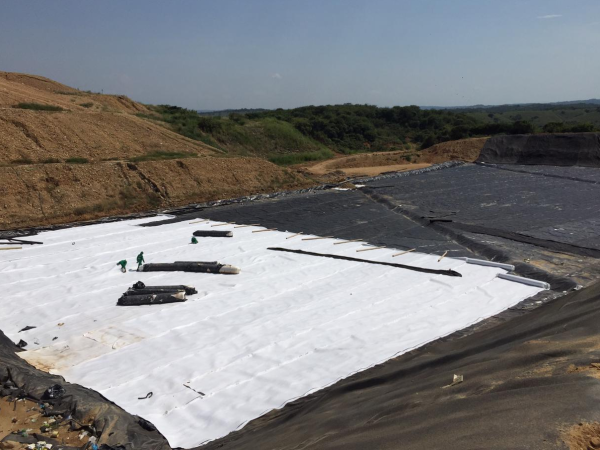 Capa de geodrén sobre geomembrana en el sellado de un relleno sanitario