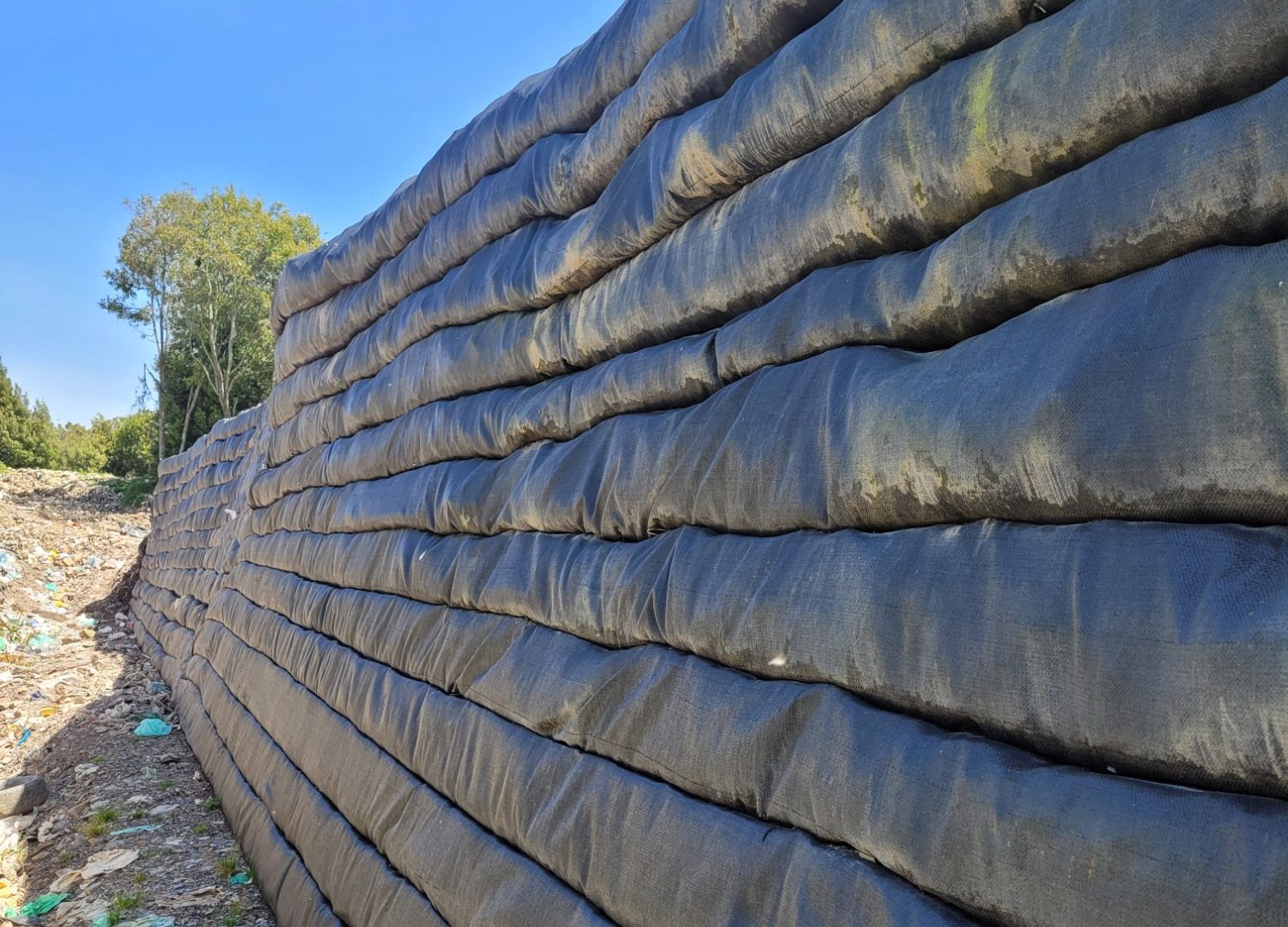 Muro MSE de suelo reforzado construido solo con geotextil tejido