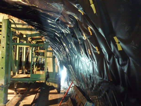 Falso túnel con geodrén colocado sobre la bóveda antes del relleno