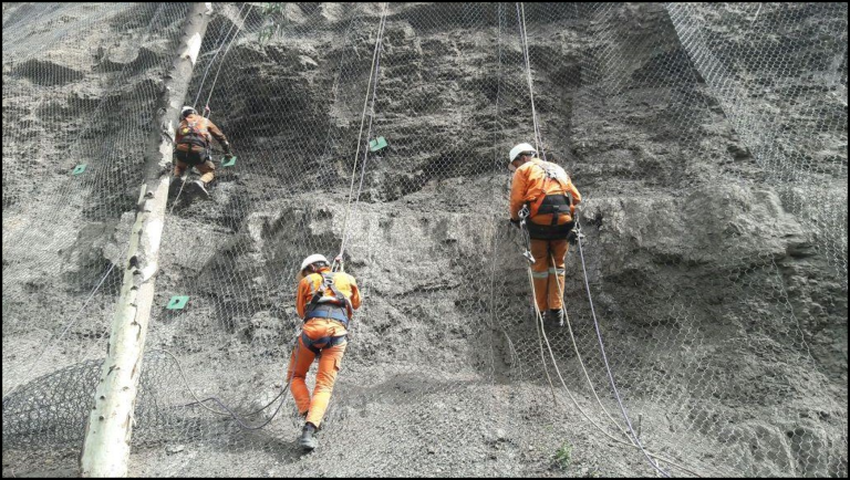 Malla hexagonal de triple torsión instalada como revestimiento simple de talud