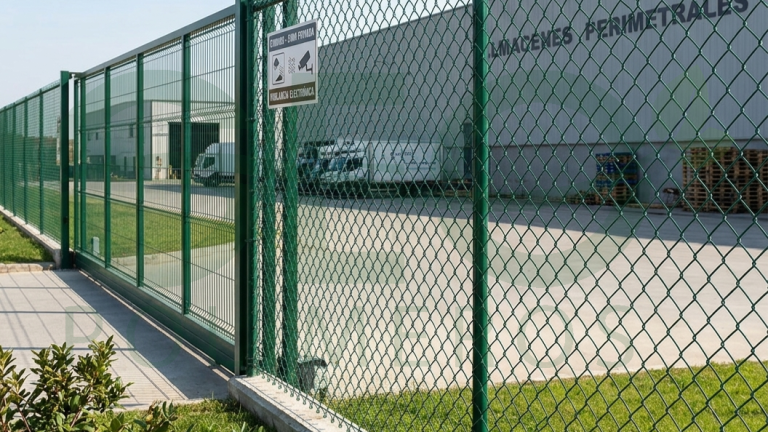 Cerramiento perimetral con malla eslabonada en PVC verde