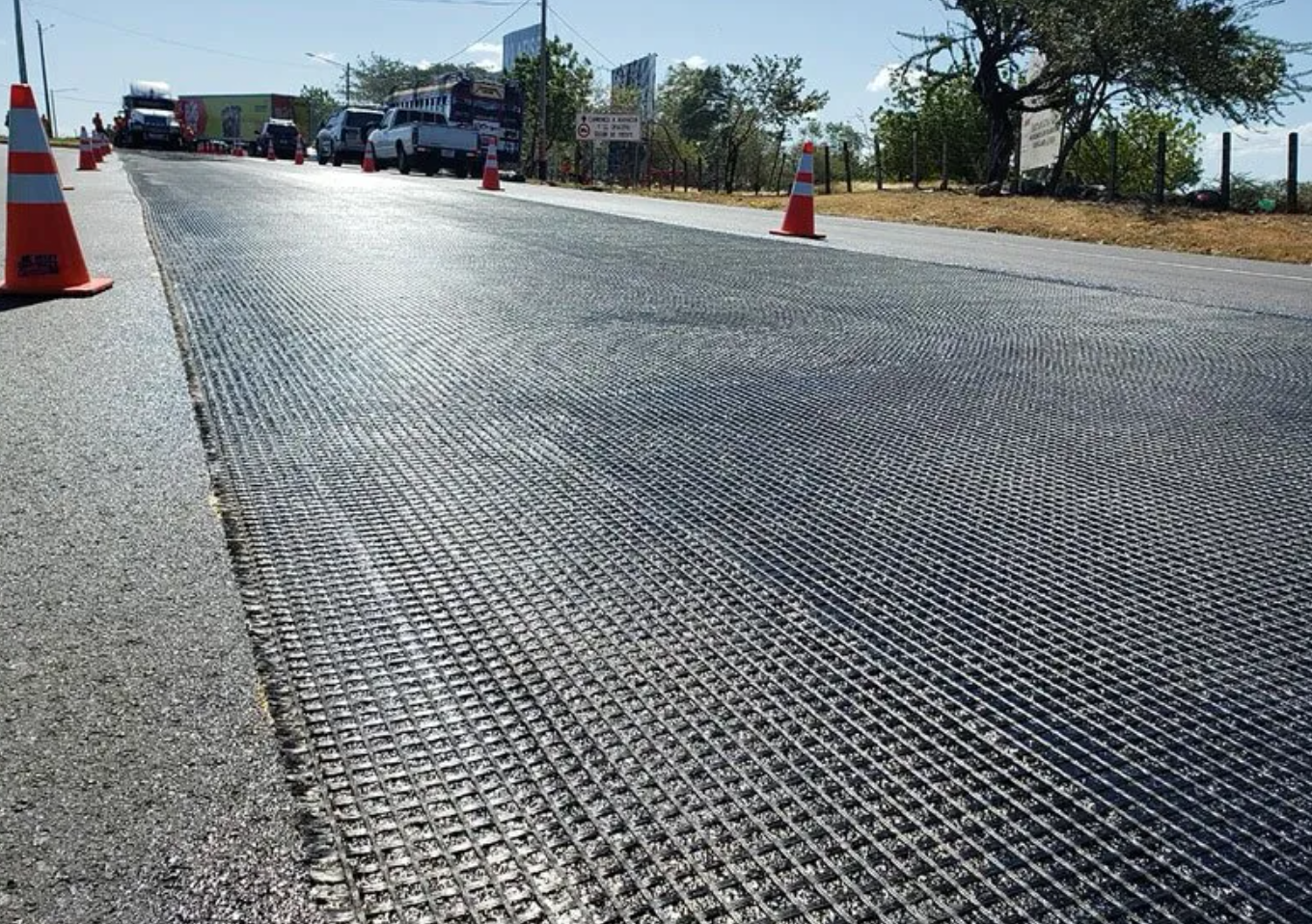Vía fisurada en rehabilitación con geomalla de fibra de vidrio bajo la nueva capa asfáltica