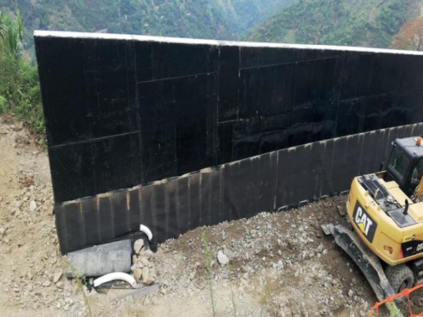 Muro de sótano protegido con geodrén nodular y membrana impermeable